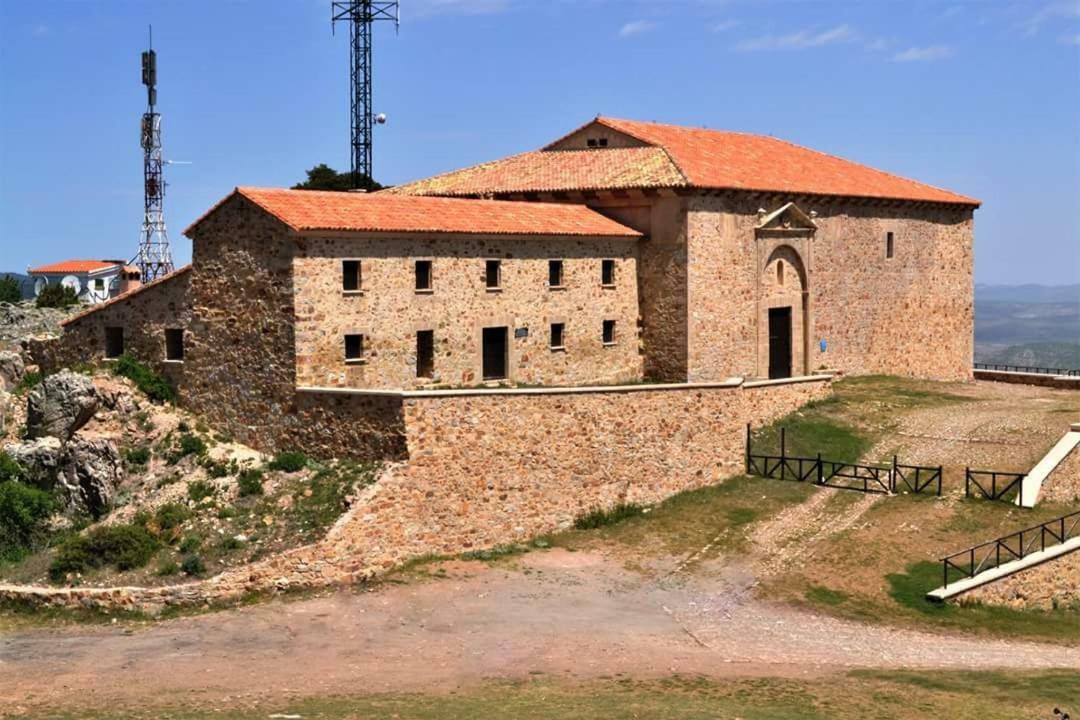 Hostal Restaurante San Millan Orihuela del Tremedal Bagian luar foto