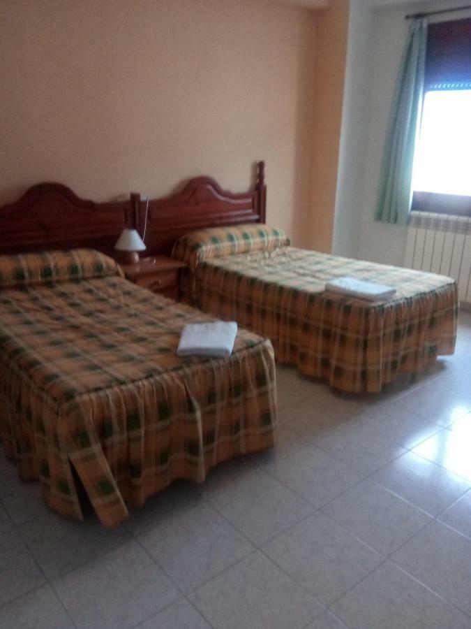 Hostal Restaurante San Millan Orihuela del Tremedal Bagian luar foto